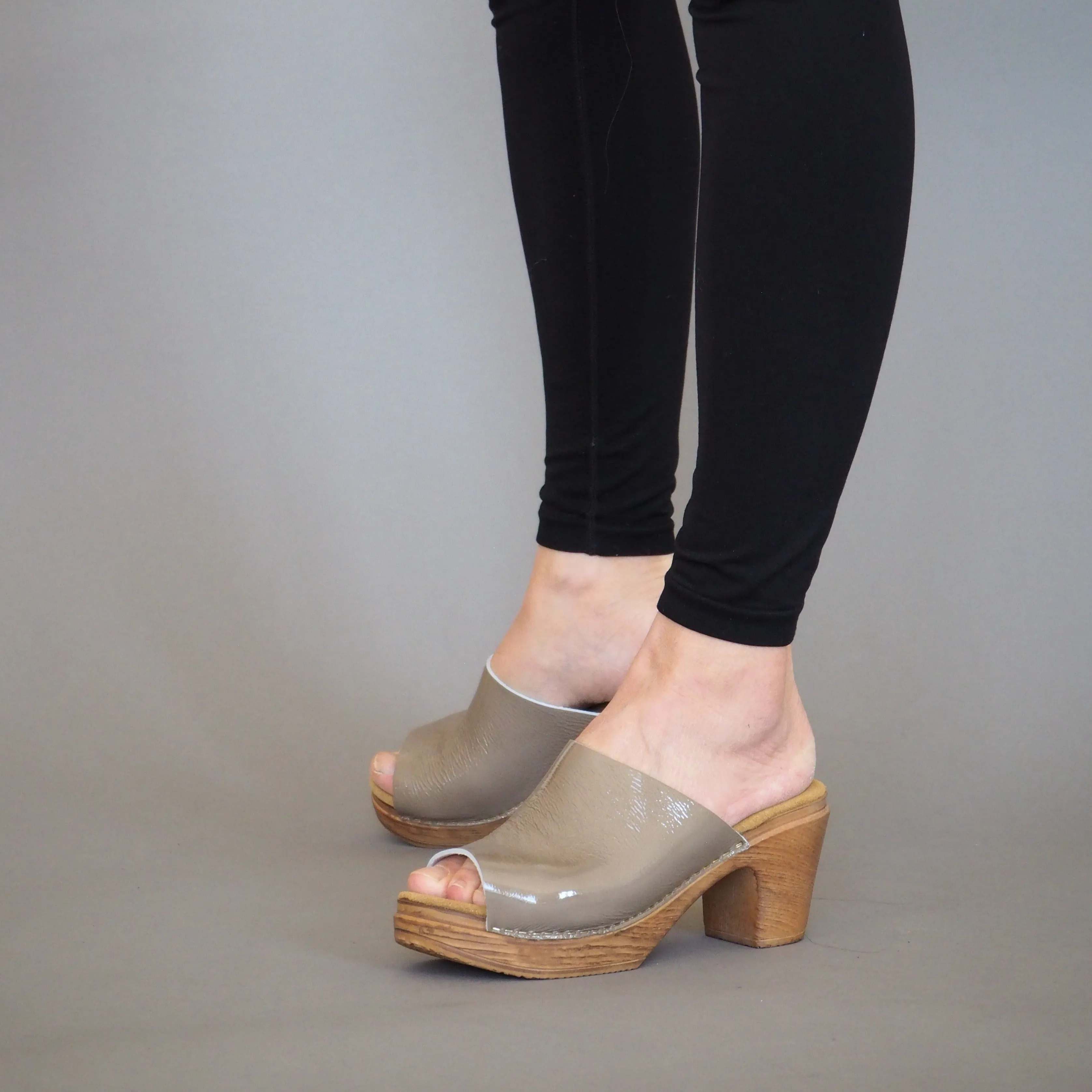 Frida Clog Patent Taupe