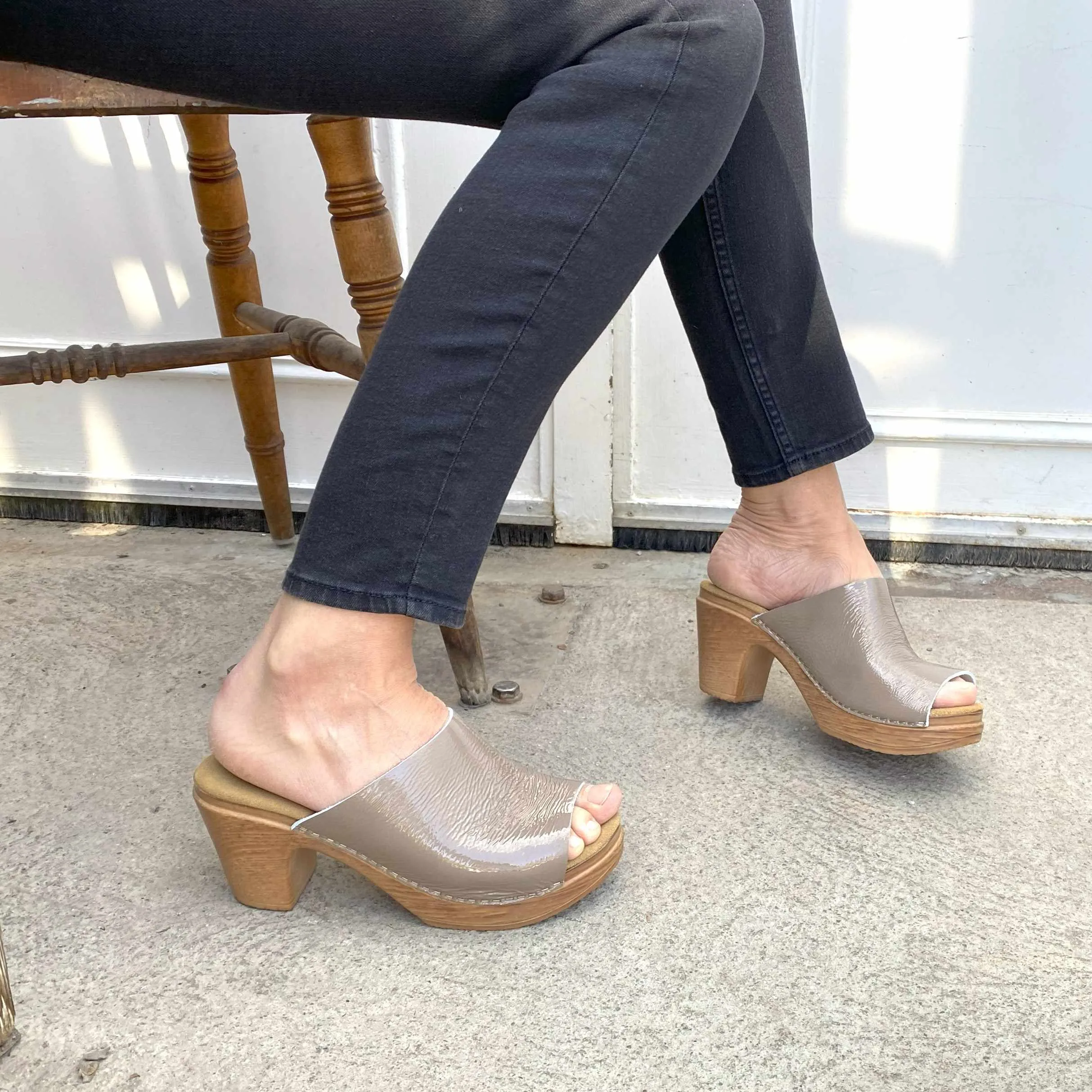 Frida Clog Patent Taupe