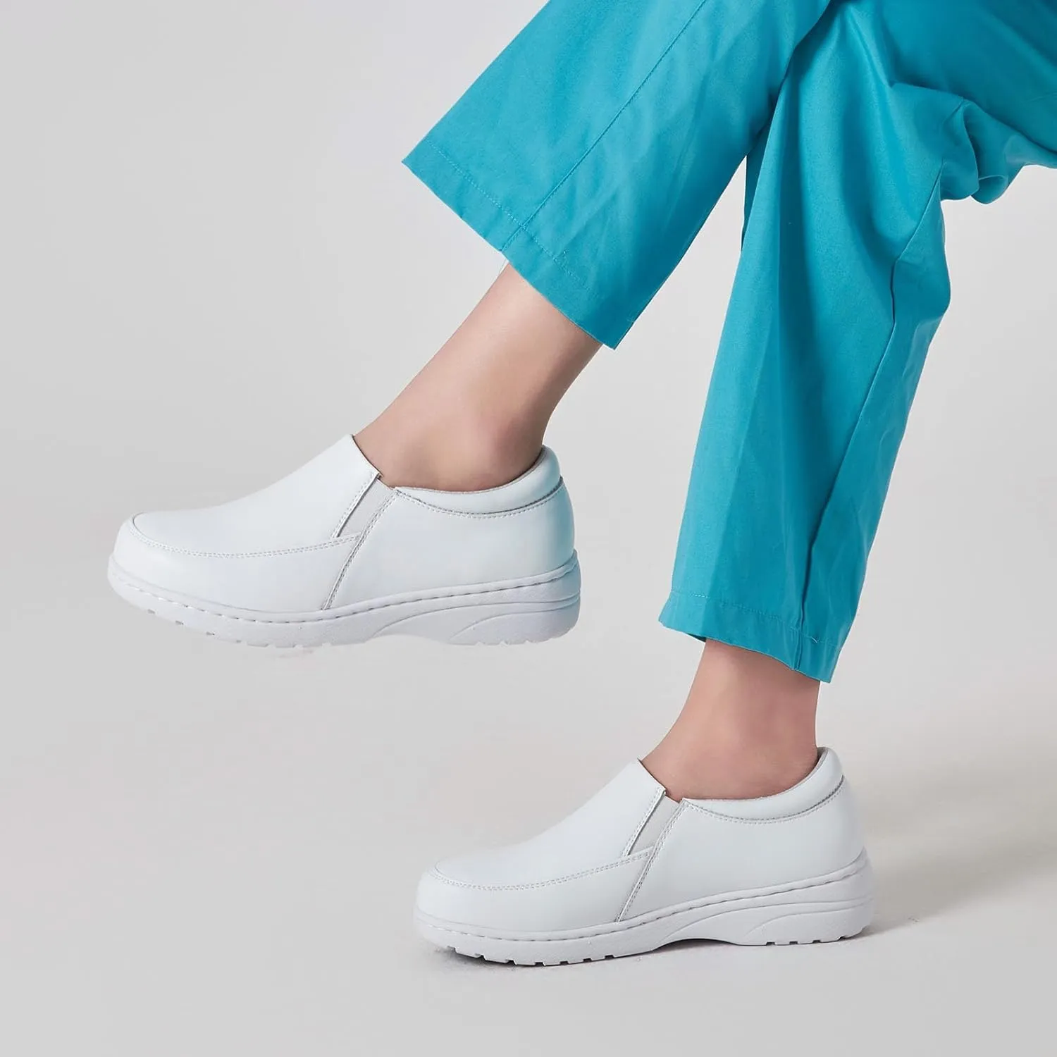 Women's Slip On Extra Wide Width Work Shoes Lightweight Slip Resistant Waterproof Food Service Comfortable Nurse Shoes