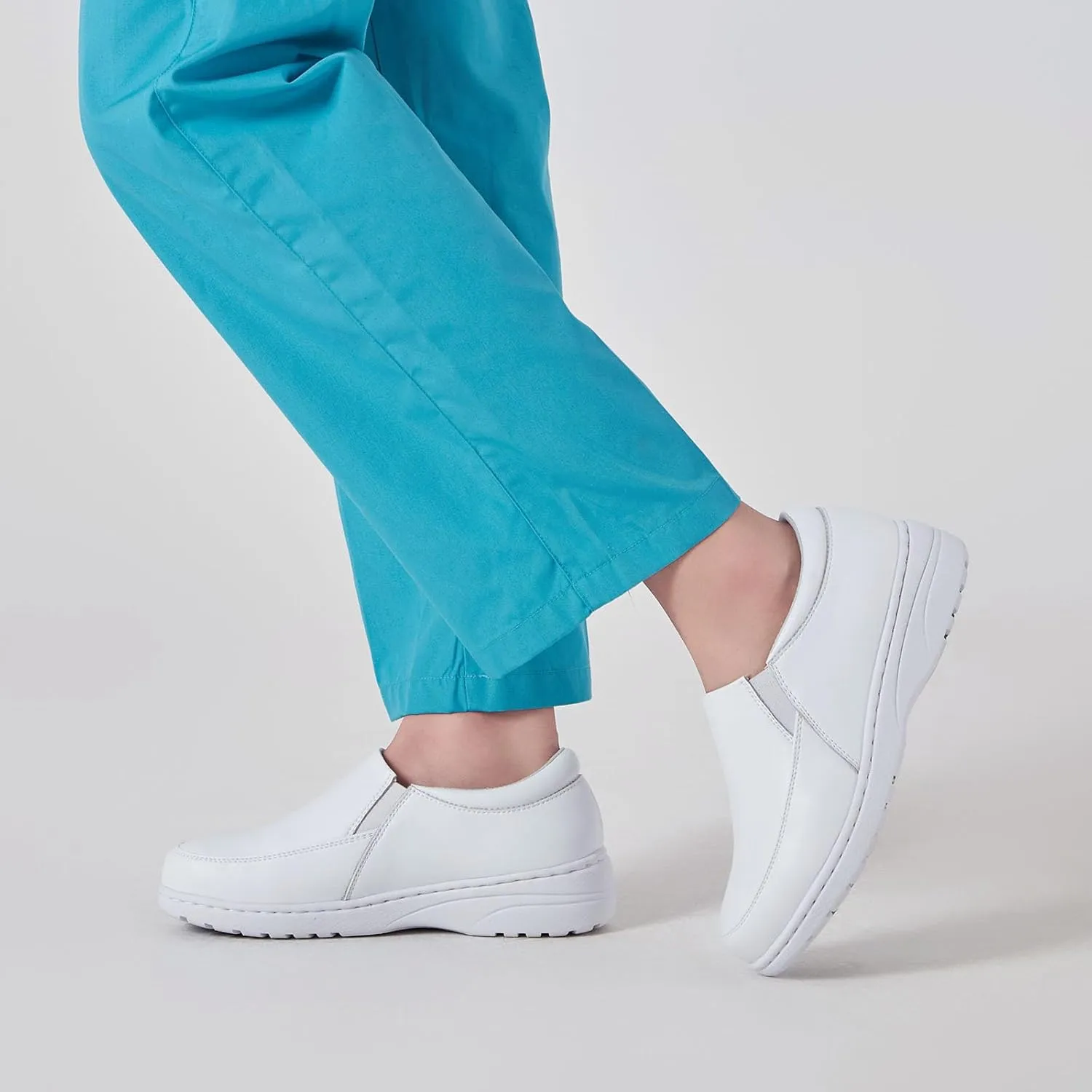 Women's Slip On Extra Wide Width Work Shoes Lightweight Slip Resistant Waterproof Food Service Comfortable Nurse Shoes