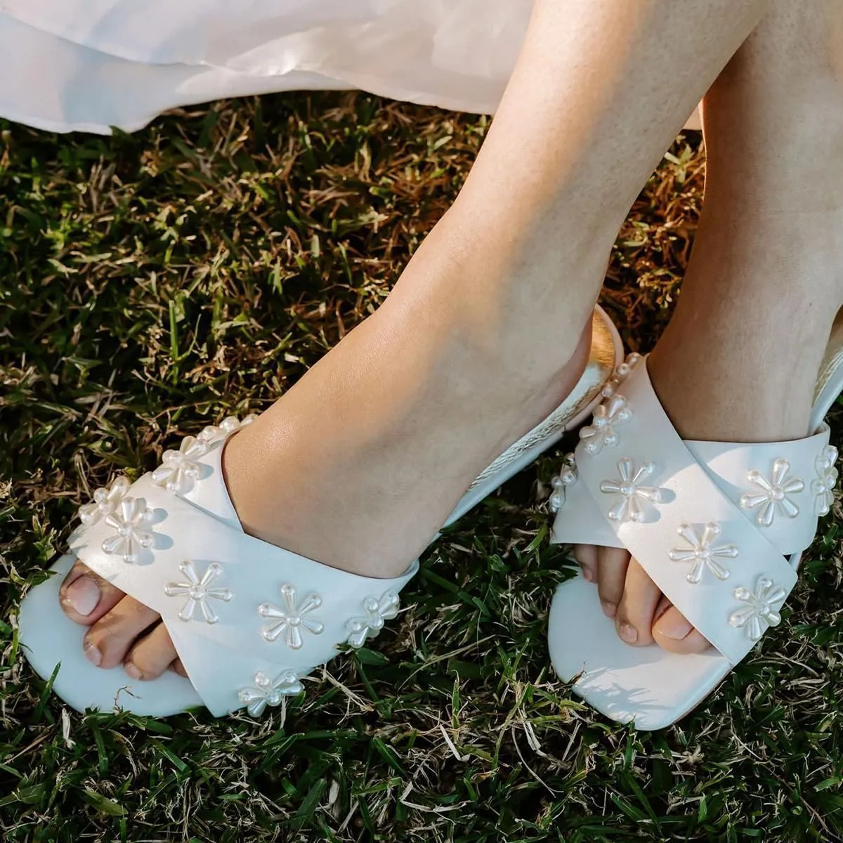 XYD Women Bloom Pearl Flower Flat Sandals for Bride Wedding Open Toe Mules Crossover Strap Dress Shoes